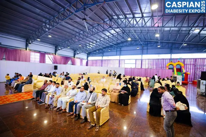 The public seated in the main hall for a session